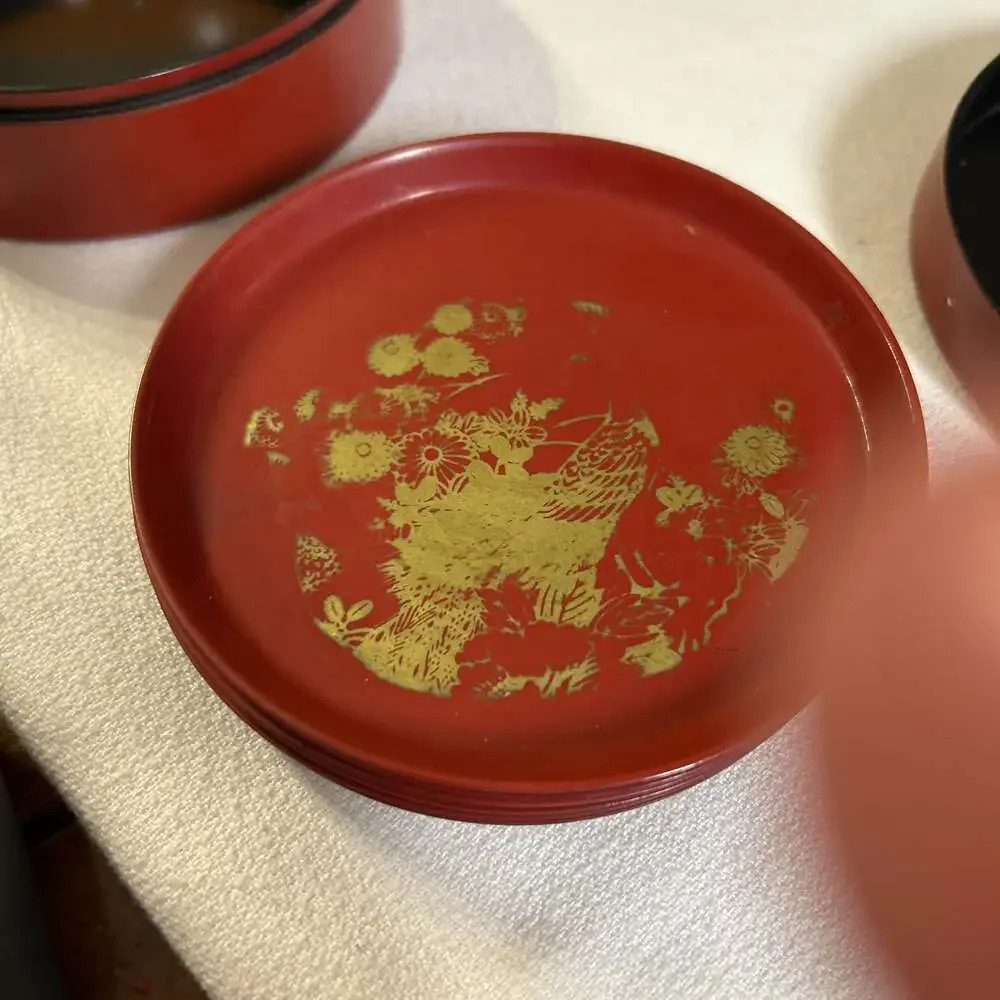 Vintage Japanese Red Lacquerware Round Container and small trays or coasters - Picture 3 of 4